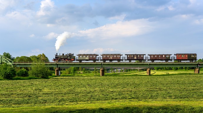 Der MEM-Preußenzug unter Dampf mit allen vier Wagenklassen auf der Weserbrücke in Minden am 14. Mai 2023
Foto: Heimo Echensperger