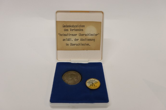Gedenkabzeichen zum Abstimmungskampf 1921 und Anstecknadel der V.V. heimattreuer Oberschlesier, Landesgruppe Westfalen-Rheinland